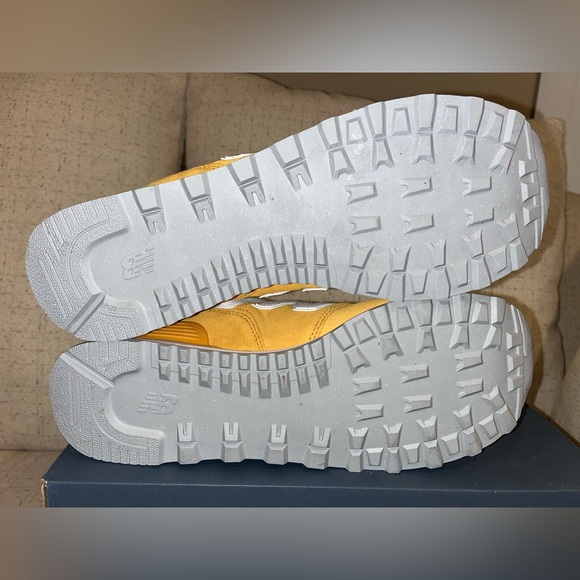 New Balance 574 Yellow White Classics  ML574PJ2 Size 10.5 Mens - Picture 4 of 5